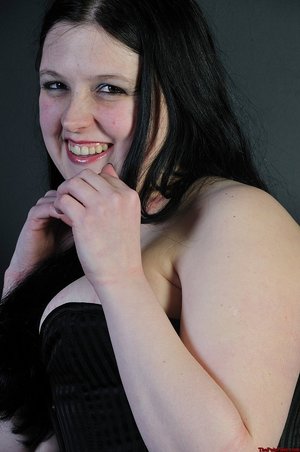 18 year old girl Ella Woods nudes on a vibrator after slowly removing clothing